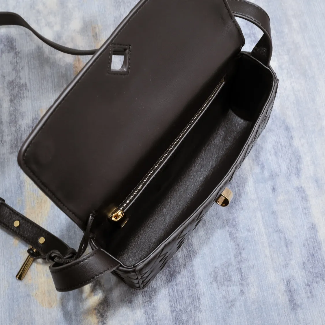 Batch 1420 Bottega Veneta's new style 🆕 mini andiamo bag is so pretty. The dark brown color is very versatile. It is high-end and casual and sexy. Andiamo is not only a commuter bag 🥰 It can be worn crossbody and carried by hand, and it is no problem to match it with evening wear. It can be matched with clothes casually, showing high-end elegance. Style number: 5545 Size: 21.5*13*4.5cm